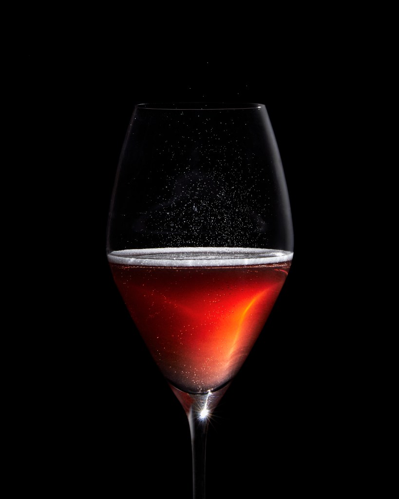 無酒精氣泡酒 “Love Conquers All”,玻璃瓶裝氣泡酒。