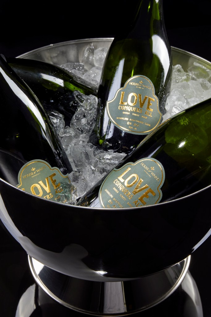 無酒精氣泡酒 “Love Conquers All”,玻璃瓶裝,冰桶冷藏。