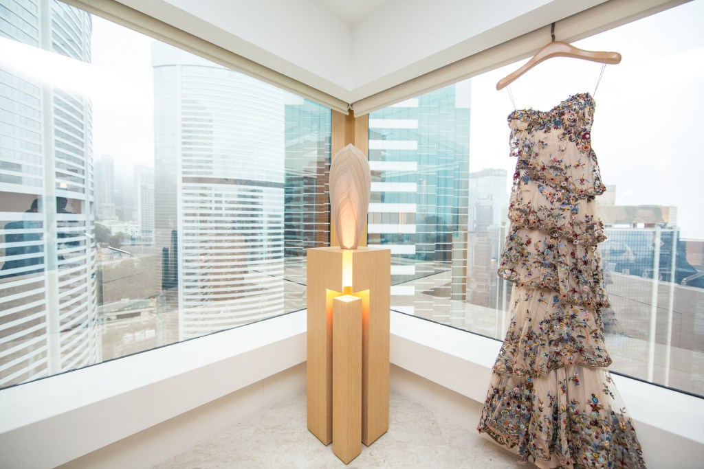 Upper House 中的 Marchesa 訂製婚紗