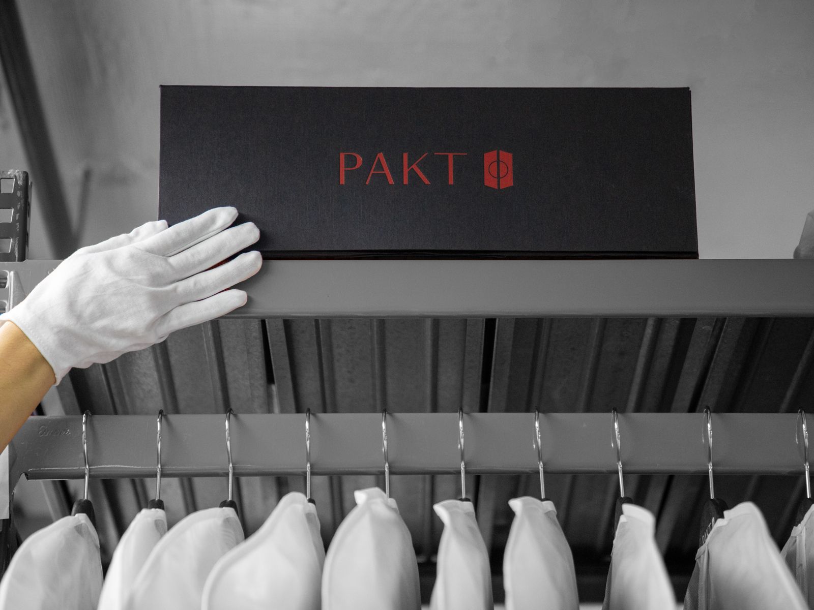 加拿大28 -wardrobe-service-box-1600x1200.jpg