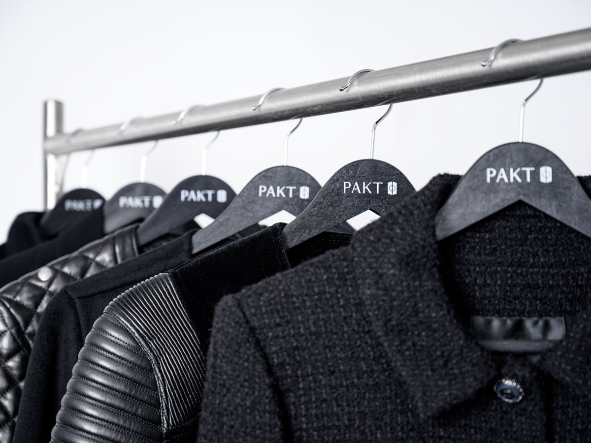 加拿大28 -wardrobe-service-consign-1200x900.jpg