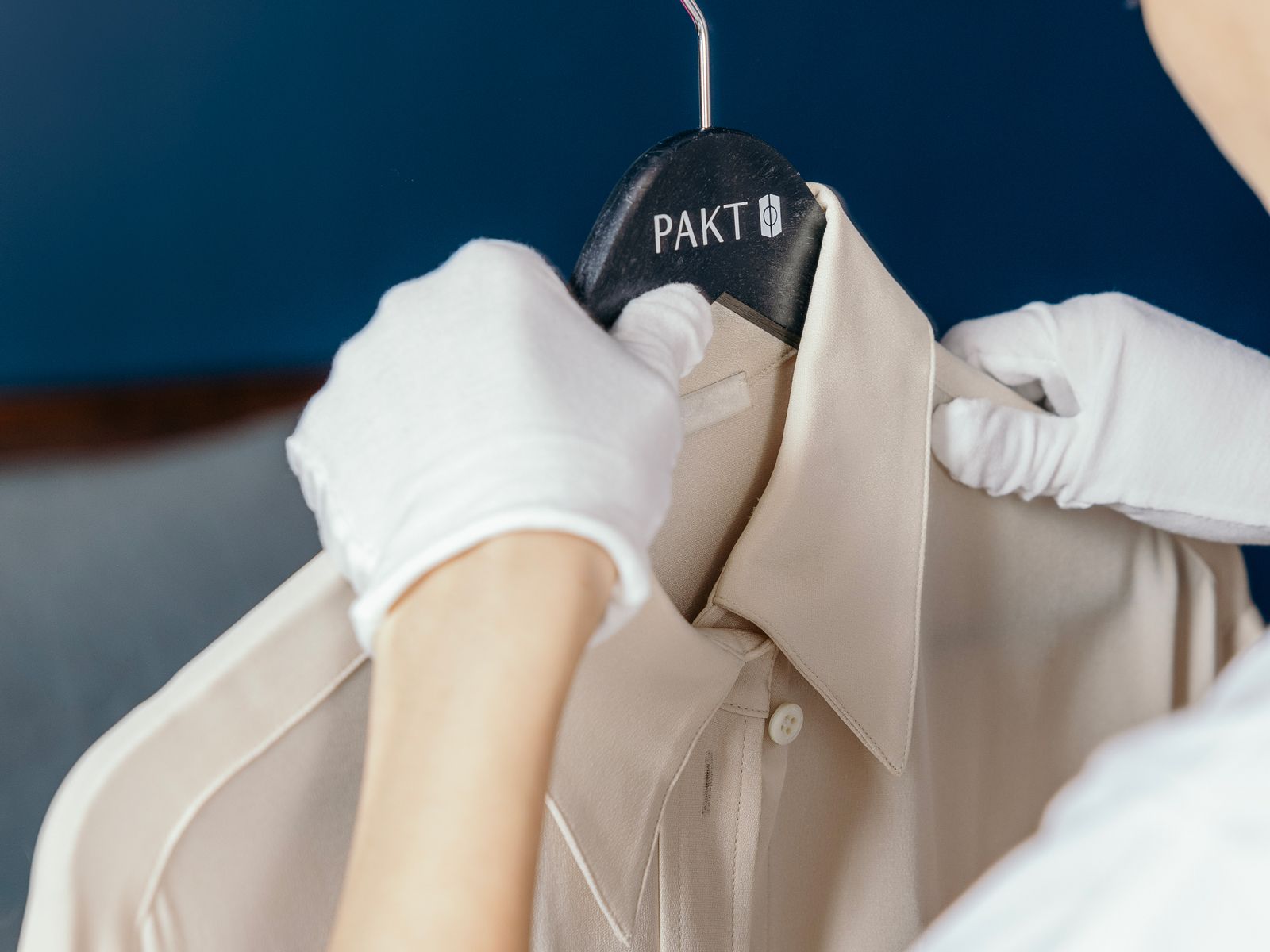 加拿大28 -wardrobe-service-glove-1600x1200.jpg