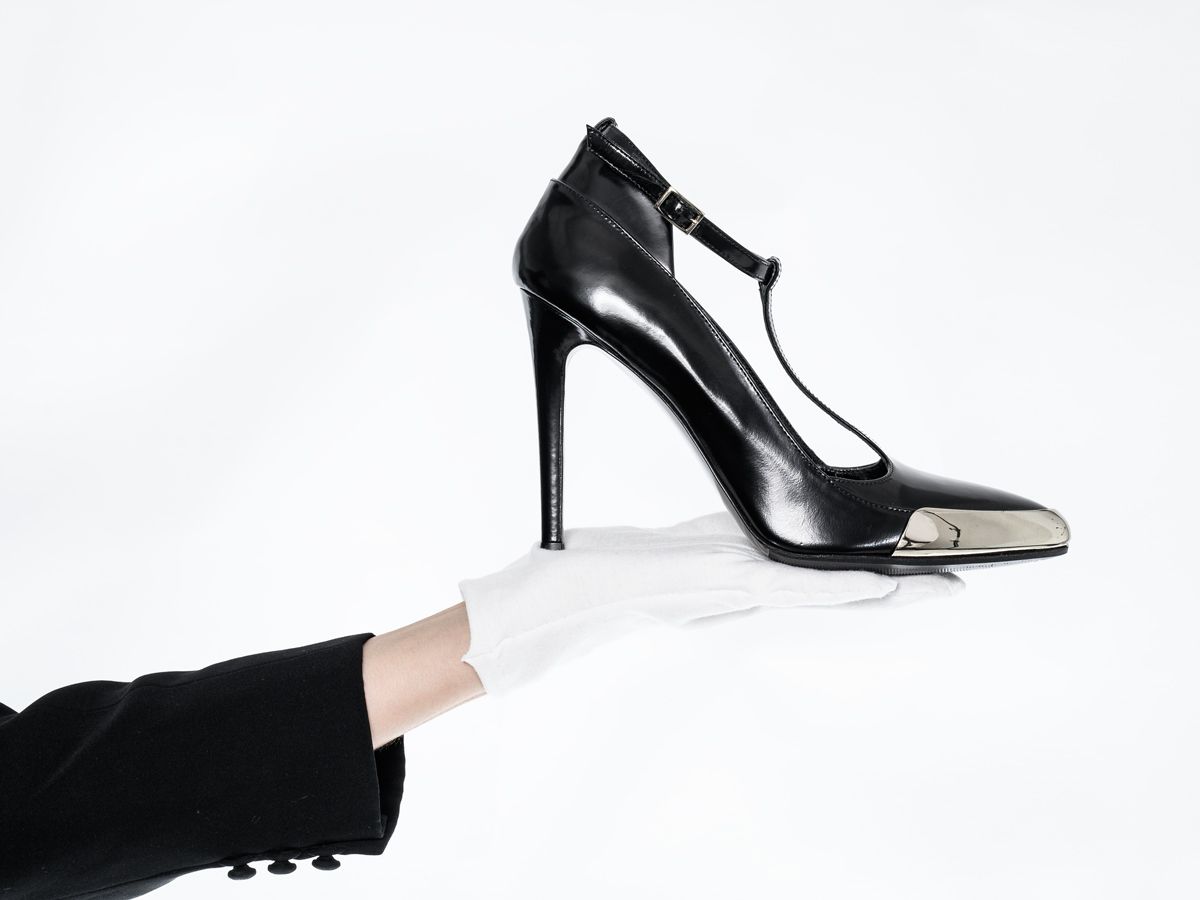 加拿大28 -wardrobe-service-shoe-1200x900.jpg