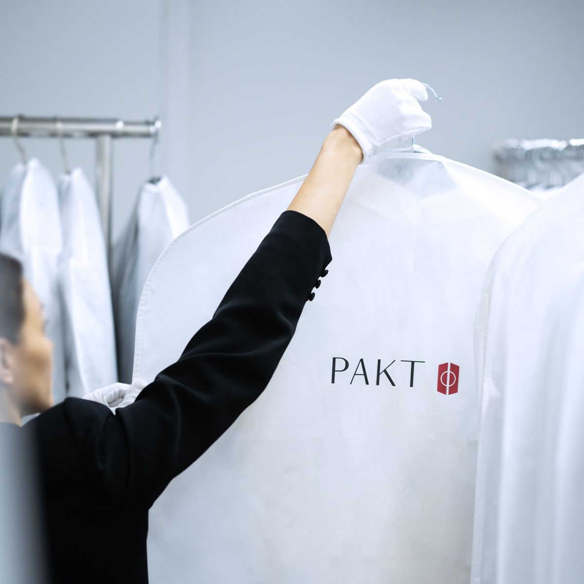 加拿大28 -wardrobe-service-storage-web-1200x1200.jpg