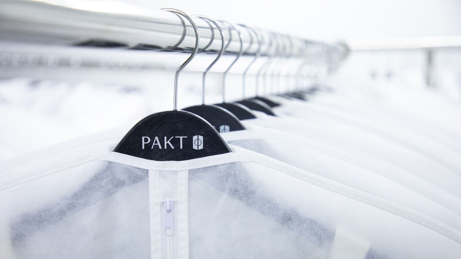 加拿大28 -wardrobe-storage-rail-web-1600x900.jpg